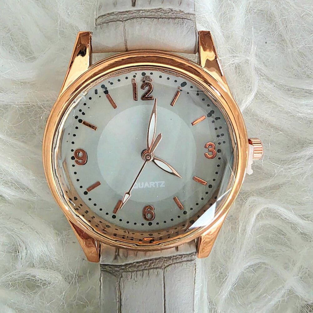 NWOT Women's Quartz Watch 34mm Gold Case Light Grey Band